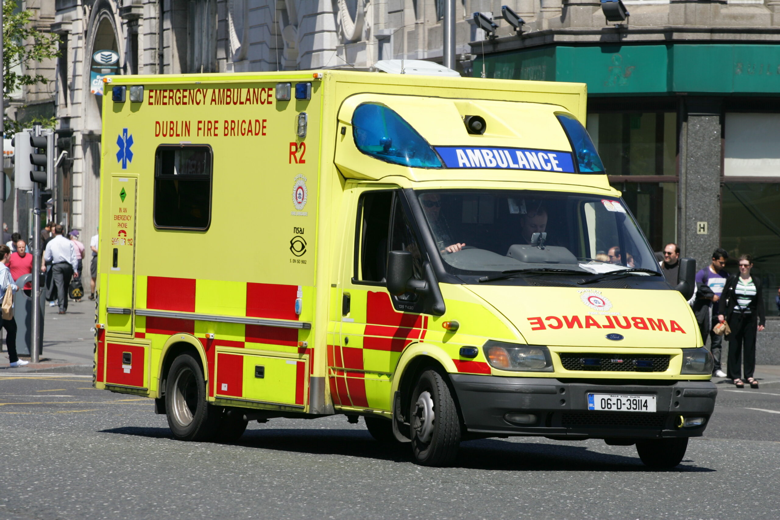 Dublin_Fire_Brigade_Emergency_Ambulance_R2_06D39114_Ford_Transit_-_Flickr_-_D464-Darren_Hall