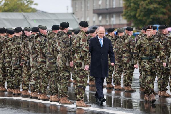 minister-inspecting-troops-on-parade_600x400