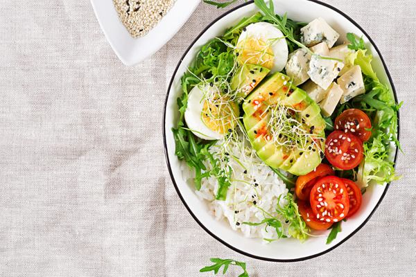 healthy-green-vegetarian-buddha-bowl-lunch-with-eggs-rice-tomato-avocado-blue-cheese-table-1-1140x620_600x400
